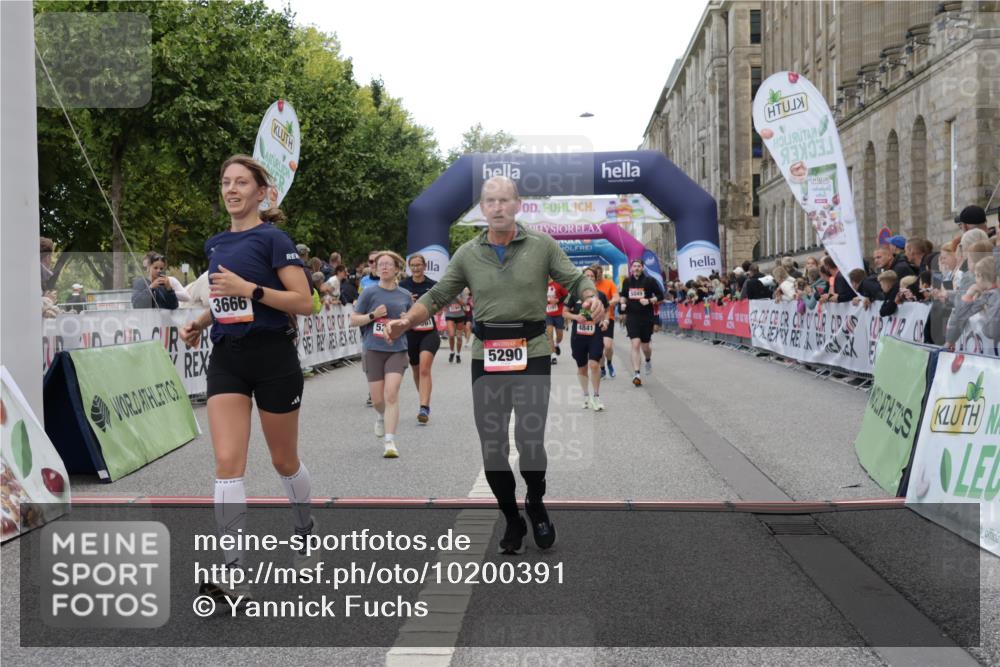 06.09.2026 - CURREX Alsterlauf Yannick Fuchs http://msf.ph/oto/10200391 06.09.2026 10:08:03 Ziel 3296, 3298, 3666, 3757, 3758, 3915, 3916, 3932, 4159, 4841, 5049, 5256, 5290, 5324, 5597, 6168, 6361, 6395 meine-sportfotos.de