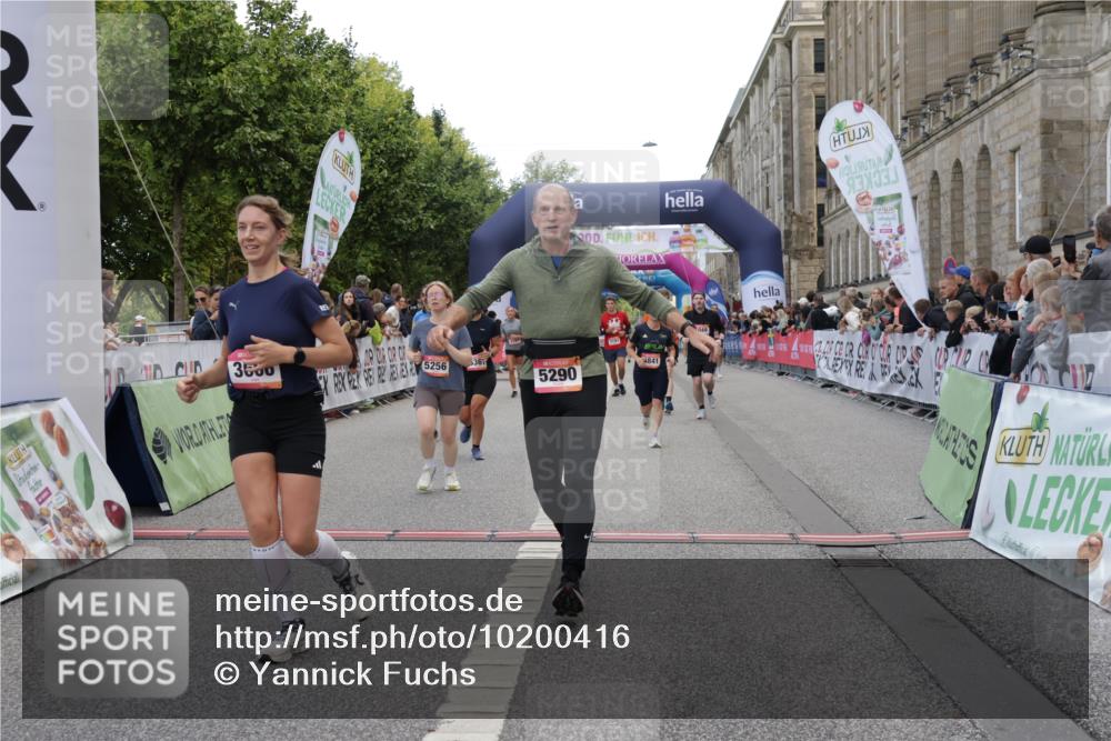 06.09.2026 - CURREX Alsterlauf Yannick Fuchs http://msf.ph/oto/10200416 06.09.2026 10:08:03 Ziel 3296, 3298, 3666, 3757, 3758, 3915, 3916, 3932, 4159, 4841, 5049, 5256, 5290, 5324, 5597, 6168, 6361, 6395 meine-sportfotos.de
