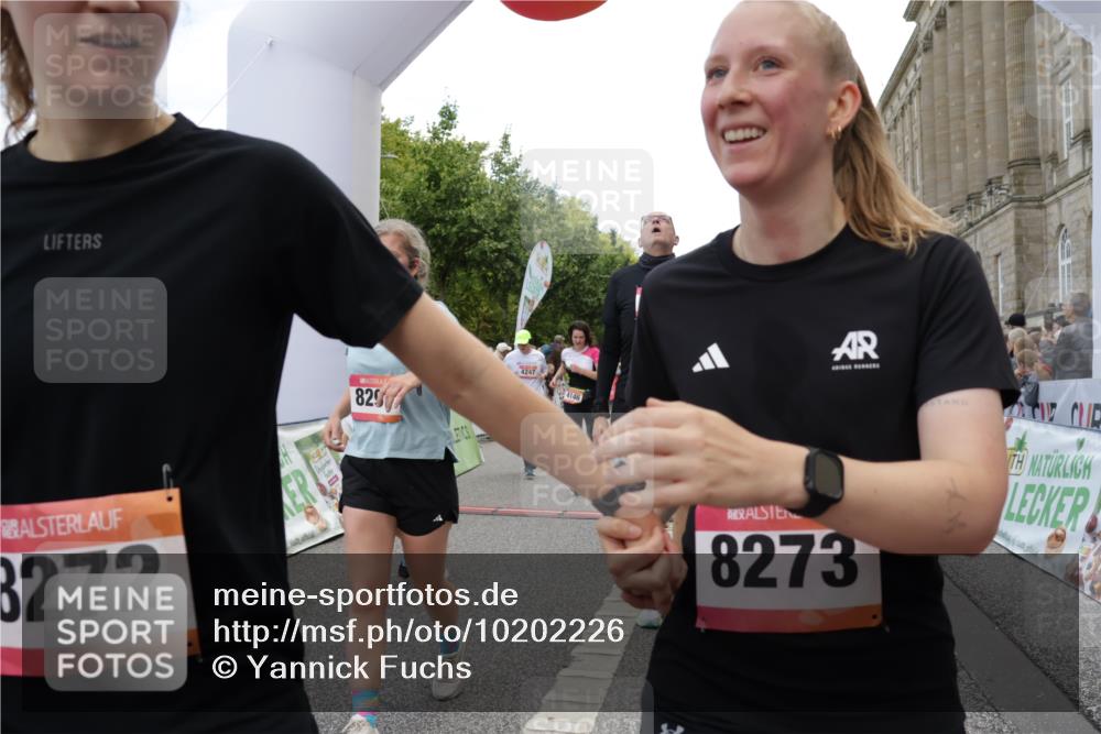 06.09.2026 - CURREX Alsterlauf Yannick Fuchs http://msf.ph/oto/10202226 06.09.2026 10:08:22 Ziel 2080, 2155, 2440, 2504, 3200, 3309, 3352, 3390, 3933, 4146, 4169, 4247, 4399, 4447, 4590, 5342, 5502, 5582, 6473, 8045, 8258, 8260, 8297 meine-sportfotos.de