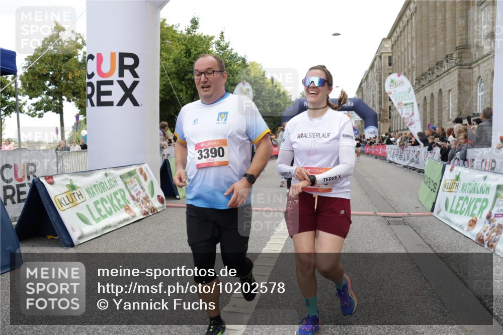 06.09.2026 - CURREX Alsterlauf Yannick Fuchs http://msf.ph/oto/10202578 06.09.2026 10:08:27 Ziel 2035, 2080, 2105, 2155, 2440, 2504, 3093, 3352, 3390, 4146, 4247, 4399, 4447, 4476, 5030, 5342, 5502, 5582, 5854, 6230, 6473, 8045, 8297 meine-sportfotos.de