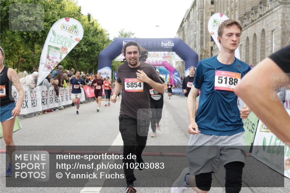 06.09.2026 - CURREX Alsterlauf Yannick Fuchs http://msf.ph/oto/10203083 06.09.2026 10:08:33 Ziel 2035, 2080, 2105, 2491, 3082, 3093, 3390, 3888, 3889, 4476, 4651, 5030, 5140, 5854, 6230 meine-sportfotos.de