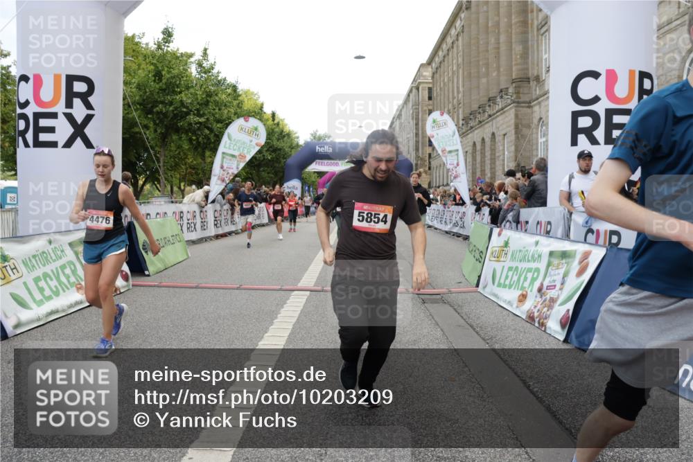 06.09.2026 - CURREX Alsterlauf Yannick Fuchs http://msf.ph/oto/10203209 06.09.2026 10:08:33 Ziel 2035, 2080, 2105, 2491, 3082, 3093, 3390, 3888, 3889, 4476, 4651, 5030, 5140, 5854, 6230 meine-sportfotos.de