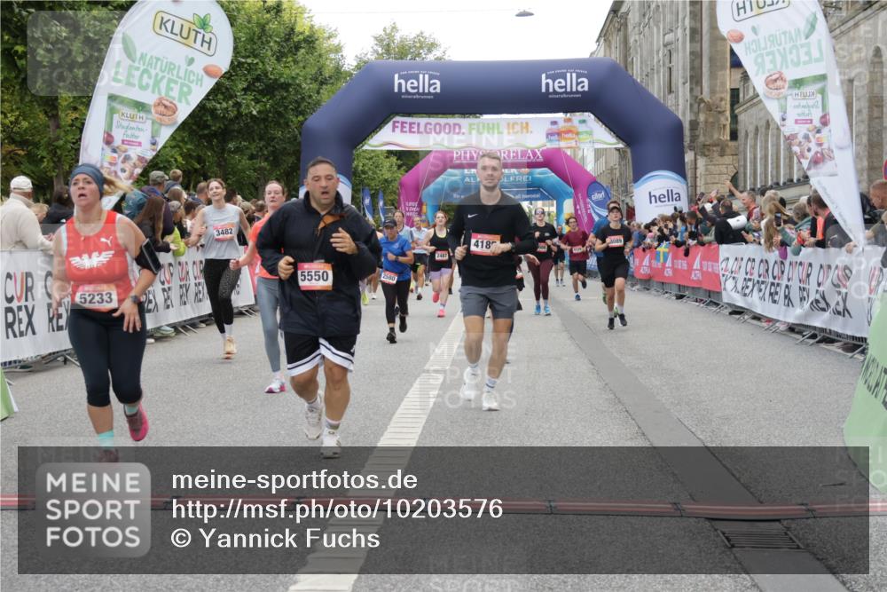 06.09.2026 - CURREX Alsterlauf Yannick Fuchs http://msf.ph/oto/10203576 06.09.2026 10:08:38 Ziel 2450, 2487, 2491, 2580, 3082, 3482, 3836, 3888, 3889, 4185, 4476, 4651, 5140, 5233, 5319, 5550, 5854, 8089 meine-sportfotos.de
