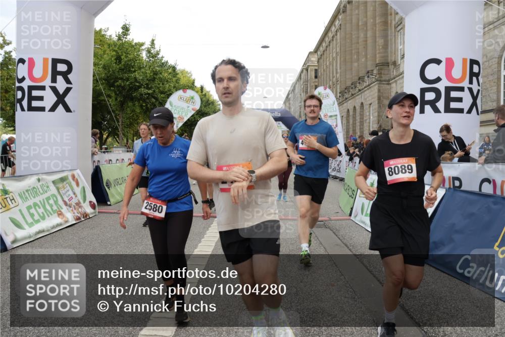 06.09.2026 - CURREX Alsterlauf Yannick Fuchs http://msf.ph/oto/10204280 06.09.2026 10:08:44 Ziel 2374, 2450, 2487, 2491, 2580, 3086, 3400, 3482, 3540, 3811, 3812, 3836, 4115, 4129, 4185, 4233, 5130, 5233, 5319, 5550, 5985, 8089 meine-sportfotos.de