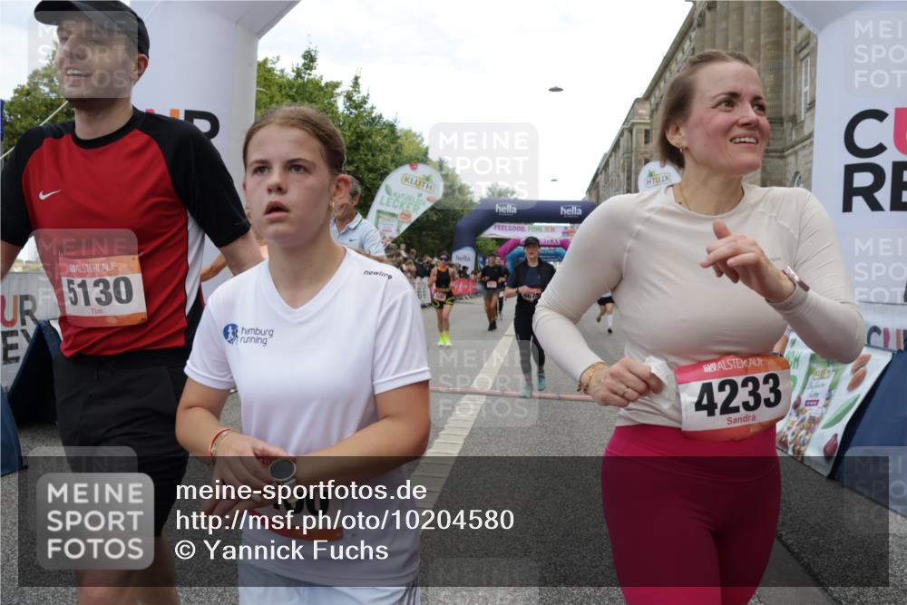 06.09.2026 - CURREX Alsterlauf Yannick Fuchs http://msf.ph/oto/10204580 06.09.2026 10:08:47 Ziel 2374, 2450, 2487, 2580, 3086, 3400, 3482, 3540, 3811, 3812, 3836, 4115, 4129, 4185, 4233, 4274, 4746, 5125, 5130, 5319, 5367, 5985, 8089 meine-sportfotos.de