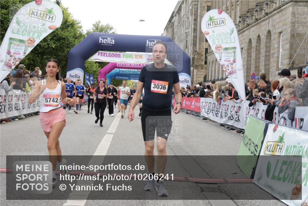 06.09.2026 - CURREX Alsterlauf Yannick Fuchs http://msf.ph/oto/10206241 06.09.2026 10:08:59 Ziel 2679, 2681, 2777, 3036, 4274, 4738, 5125, 5132, 5252, 5742, 6116, 6488, 8055 meine-sportfotos.de
