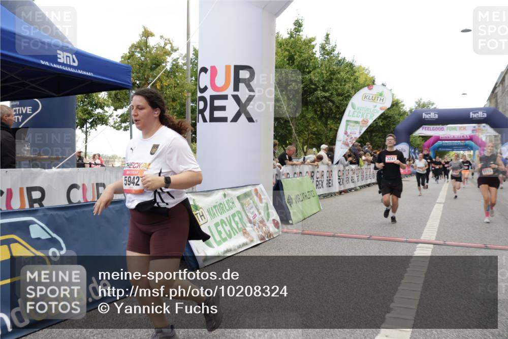 06.09.2026 - CURREX Alsterlauf Yannick Fuchs http://msf.ph/oto/10208324 06.09.2026 10:09:11 Ziel 2519, 2679, 2681, 3241, 3637, 4021, 5007, 5084, 5113, 5132, 5171, 5758, 5794, 5798, 5913, 5942, 6263, 6296, 6340, 6460, 6487 meine-sportfotos.de