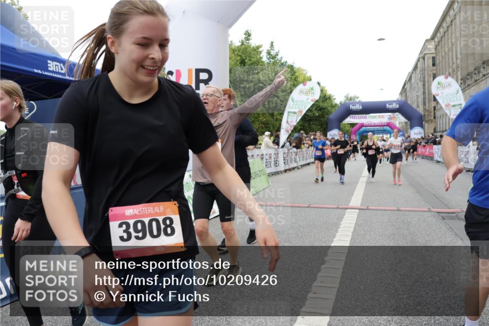 06.09.2026 - CURREX Alsterlauf Yannick Fuchs http://msf.ph/oto/10209426 06.09.2026 10:09:18 Ziel 2466, 2919, 3241, 3332, 3573, 4222, 5084, 5113, 5126, 5171, 5758, 5794, 5913, 6263, 8076, 8294 meine-sportfotos.de