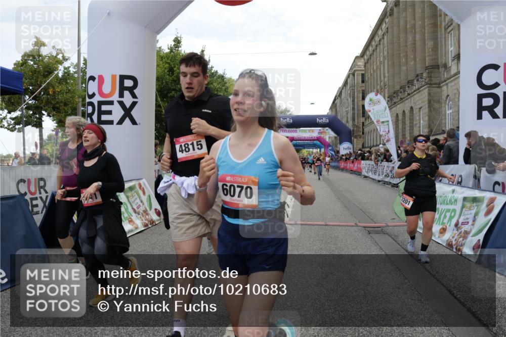 06.09.2026 - CURREX Alsterlauf Yannick Fuchs http://msf.ph/oto/10210683 06.09.2026 10:09:25 Ziel 2082, 2201, 2466, 2919, 3332, 3573, 4222, 4280, 4815, 5126, 5241, 6070, 8271, 8294 meine-sportfotos.de