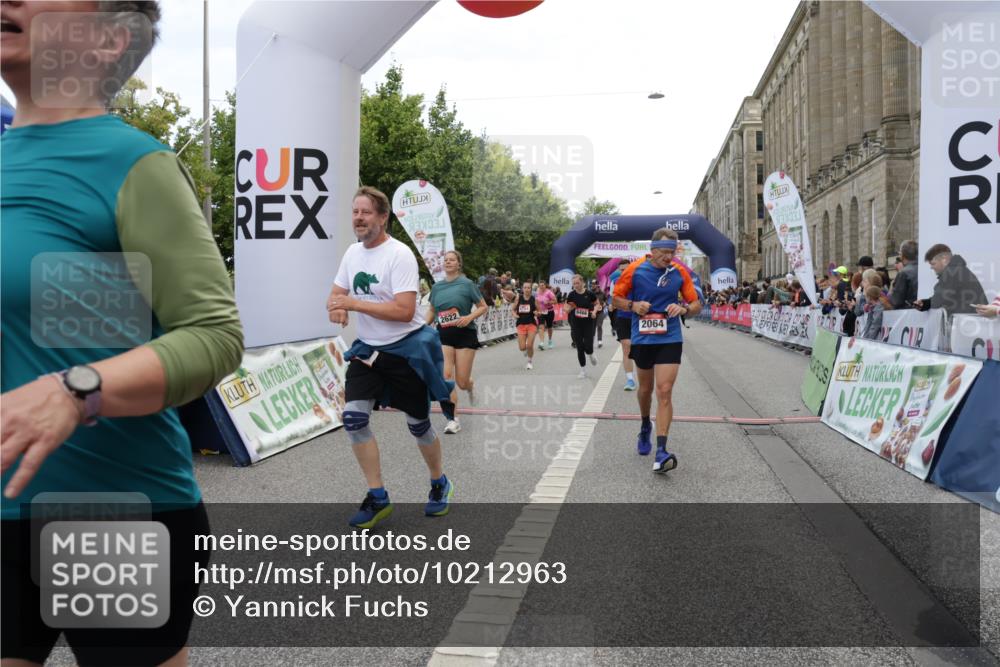 06.09.2026 - CURREX Alsterlauf Yannick Fuchs http://msf.ph/oto/10212963 06.09.2026 10:09:46 Ziel 2064, 2078, 2622, 3785, 3787, 4713, 4784, 5199, 5357, 5835, 5836, 5851, 6466 meine-sportfotos.de