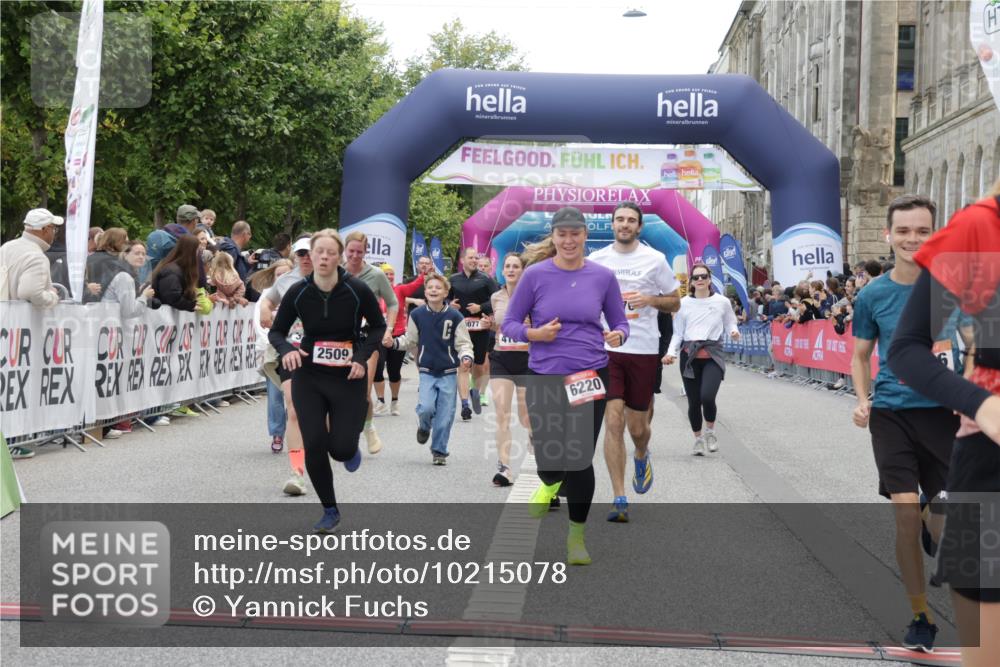 06.09.2026 - CURREX Alsterlauf Yannick Fuchs http://msf.ph/oto/10215078 06.09.2026 10:10:38 Ziel 2509, 2670, 2674, 3077, 3127, 3278, 3426, 3649, 3930, 4066, 4167, 4959, 5356, 6220, 6351 meine-sportfotos.de