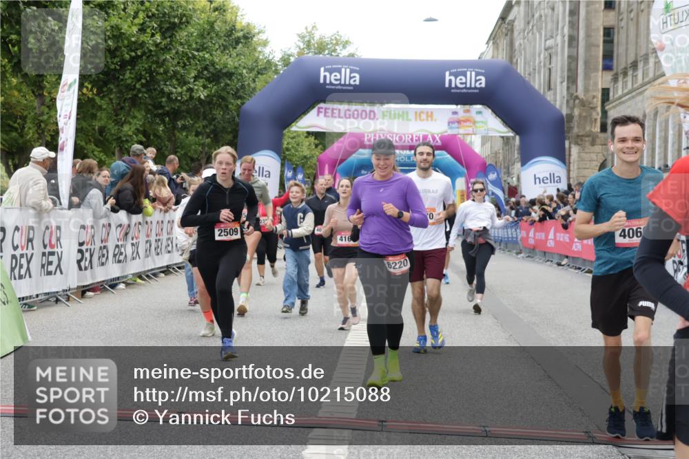 06.09.2026 - CURREX Alsterlauf Yannick Fuchs http://msf.ph/oto/10215088 06.09.2026 10:10:38 Ziel 2509, 2670, 2674, 3077, 3127, 3278, 3426, 3649, 3930, 4066, 4167, 4959, 5356, 6220, 6351 meine-sportfotos.de