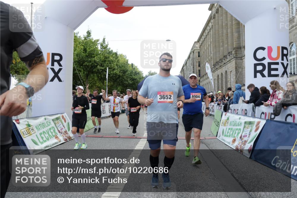 06.09.2026 - CURREX Alsterlauf Yannick Fuchs http://msf.ph/oto/10220686 06.09.2026 10:11:31 Ziel 2014, 2352, 2446, 3284, 3285, 3360, 3652, 3922, 4442, 4517, 5226, 5279, 5647, 5922, 5923, 6491, 8004, 8007, 8145, 8146 meine-sportfotos.de