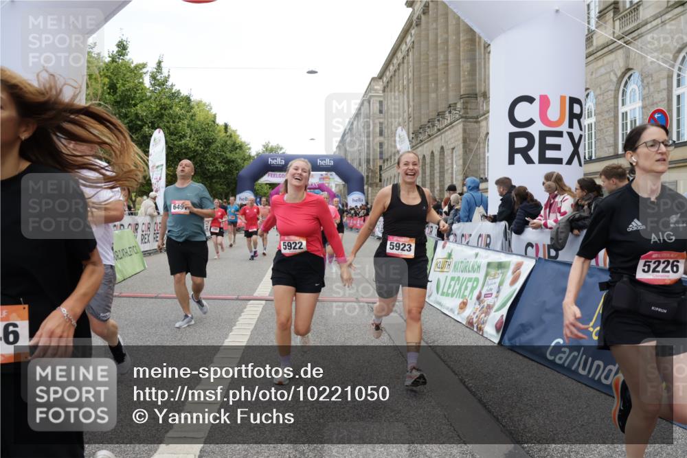 06.09.2026 - CURREX Alsterlauf Yannick Fuchs http://msf.ph/oto/10221050 06.09.2026 10:11:33 Ziel 2014, 2352, 2356, 2446, 3284, 3285, 3360, 3373, 3652, 3922, 5226, 5279, 5922, 5923, 6491, 8004, 8007, 8145, 8146 meine-sportfotos.de