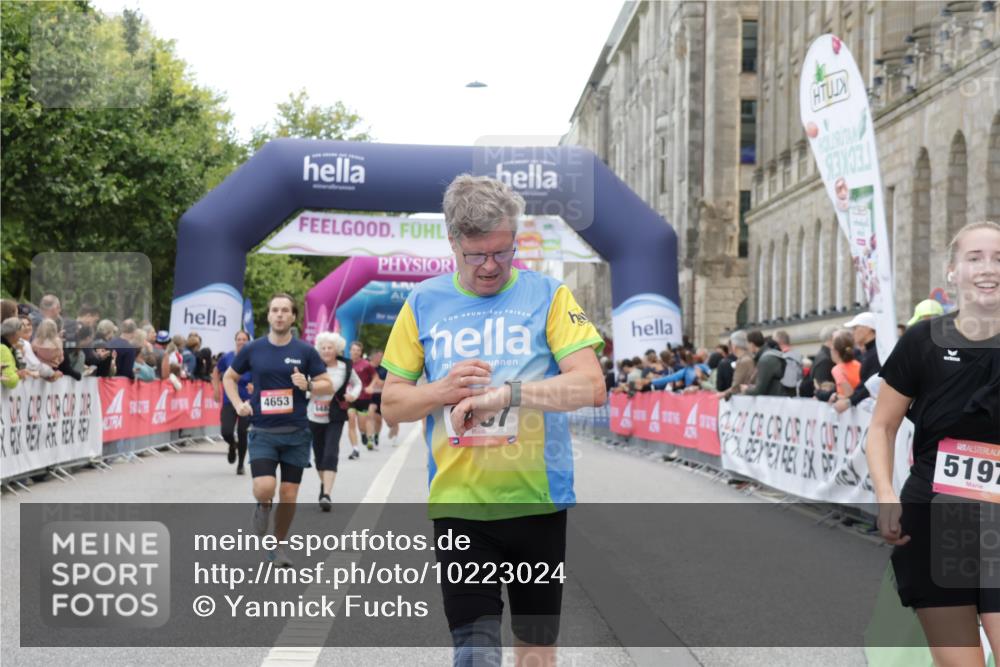 06.09.2026 - CURREX Alsterlauf Yannick Fuchs http://msf.ph/oto/10223024 06.09.2026 10:11:53 Ziel 2110, 2192, 2701, 3662, 3663, 4276, 4653, 5197, 5292, 6467, 8165, 8166 meine-sportfotos.de