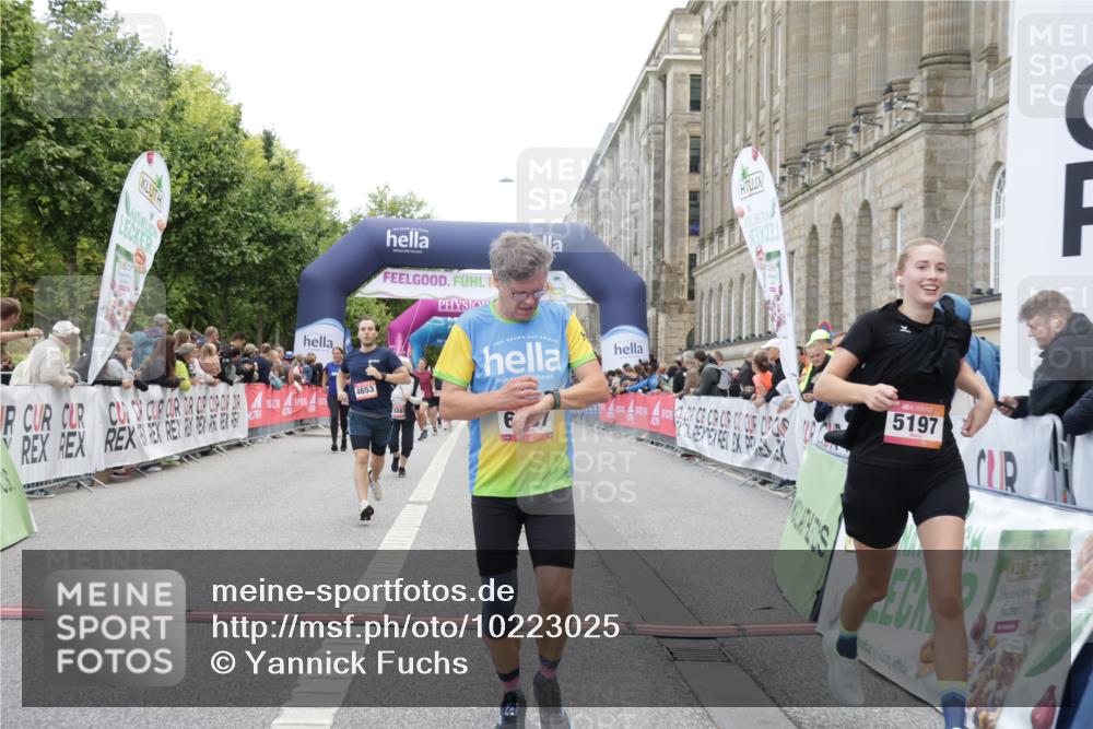 06.09.2026 - CURREX Alsterlauf Yannick Fuchs http://msf.ph/oto/10223025 06.09.2026 10:11:53 Ziel 2110, 2192, 2701, 3662, 3663, 4276, 4653, 5197, 5292, 6467, 8165, 8166 meine-sportfotos.de