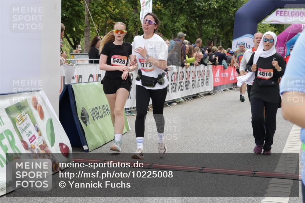 06.09.2026 - CURREX Alsterlauf Yannick Fuchs http://msf.ph/oto/10225008 06.09.2026 10:12:28 Ziel 2132, 3048, 3112, 3173, 3244, 3245, 4421, 4810, 4948, 5185, 5203, 5220, 5285, 5573, 5889, 6266 meine-sportfotos.de