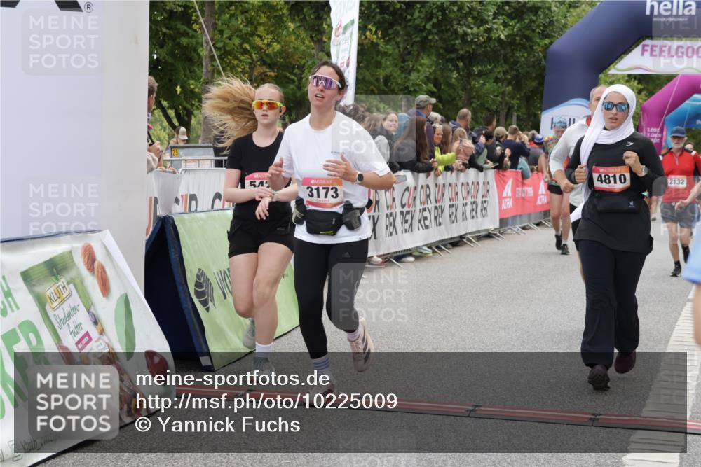 06.09.2026 - CURREX Alsterlauf Yannick Fuchs http://msf.ph/oto/10225009 06.09.2026 10:12:28 Ziel 2132, 3048, 3112, 3173, 3244, 3245, 4421, 4810, 4948, 5185, 5203, 5220, 5285, 5573, 5889, 6266 meine-sportfotos.de