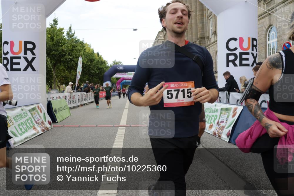 06.09.2026 - CURREX Alsterlauf Yannick Fuchs http://msf.ph/oto/10225360 06.09.2026 10:14:04 Ziel 2818, 2866, 2867, 3510, 3992, 3993, 4398, 4595, 4596, 4981, 5438, 5440, 5715, 6289 meine-sportfotos.de