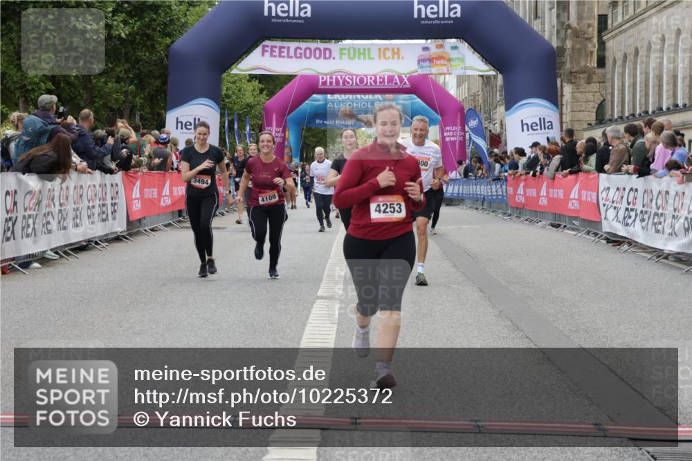 06.09.2026 - CURREX Alsterlauf Yannick Fuchs http://msf.ph/oto/10225372 06.09.2026 10:14:09 Ziel 2800, 2866, 2867, 3494, 3992, 3993, 4109, 4253, 4398, 4595, 4596, 4981, 5506, 5715, 6289 meine-sportfotos.de