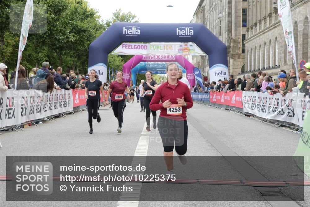 06.09.2026 - CURREX Alsterlauf Yannick Fuchs http://msf.ph/oto/10225375 06.09.2026 10:14:09 Ziel 2800, 2866, 2867, 3494, 3992, 3993, 4109, 4253, 4398, 4595, 4596, 4981, 5506, 5715, 6289 meine-sportfotos.de