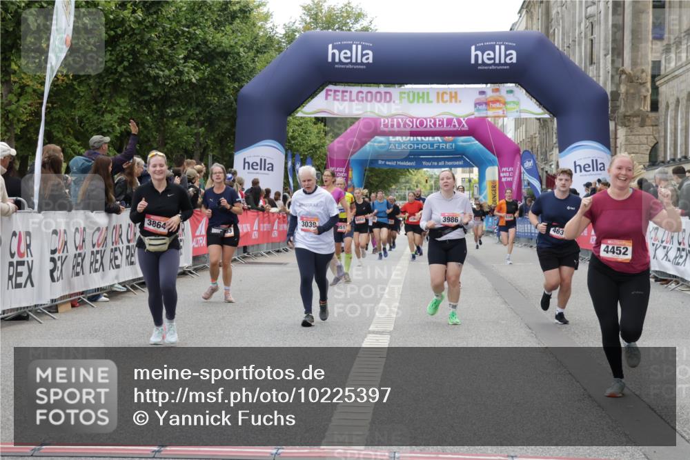 06.09.2026 - CURREX Alsterlauf Yannick Fuchs http://msf.ph/oto/10225397 06.09.2026 10:14:15 Ziel 2800, 3039, 3494, 3864, 3986, 3992, 3993, 4109, 4253, 4452, 4637, 5183, 5506 meine-sportfotos.de