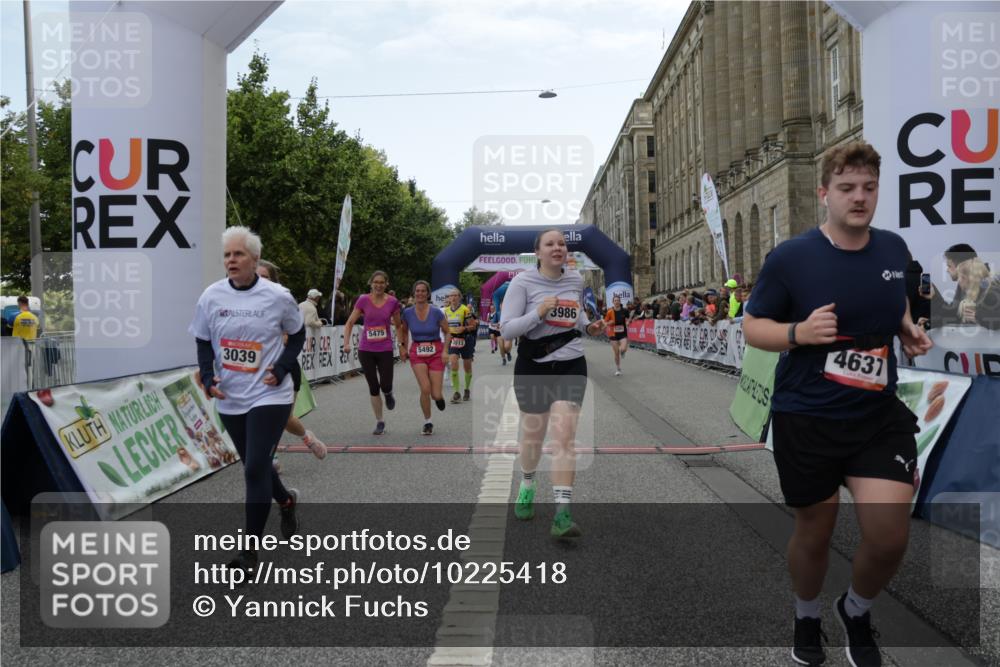 06.09.2026 - CURREX Alsterlauf Yannick Fuchs http://msf.ph/oto/10225418 06.09.2026 10:14:20 Ziel 2800, 3039, 3418, 3513, 3864, 3986, 4196, 4205, 4452, 4637, 5183, 5363, 5395, 5475, 6052 meine-sportfotos.de
