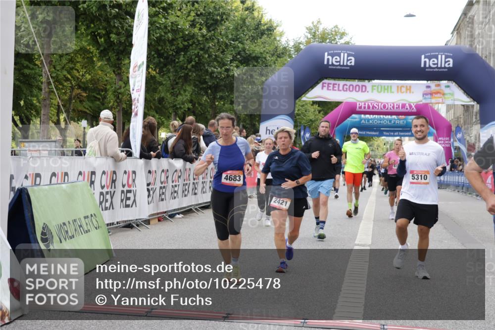 06.09.2026 - CURREX Alsterlauf Yannick Fuchs http://msf.ph/oto/10225478 06.09.2026 10:14:35 Ziel 2138, 2384, 2421, 2644, 3624, 3829, 3907, 4036, 4683, 4885, 5310, 5965, 6444 meine-sportfotos.de