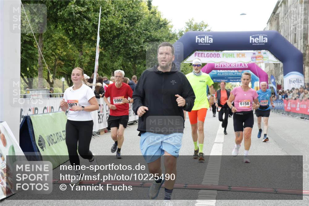 06.09.2026 - CURREX Alsterlauf Yannick Fuchs http://msf.ph/oto/10225490 06.09.2026 10:14:39 Ziel 2384, 2421, 2644, 3624, 3829, 3907, 4362, 4677, 4683, 5310, 5965, 6158, 6332 meine-sportfotos.de
