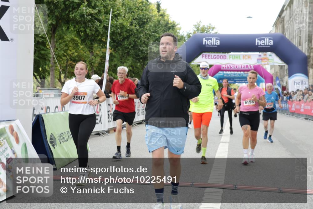 06.09.2026 - CURREX Alsterlauf Yannick Fuchs http://msf.ph/oto/10225491 06.09.2026 10:14:39 Ziel 2384, 2421, 2644, 3624, 3829, 3907, 4362, 4677, 4683, 5310, 5965, 6158, 6332 meine-sportfotos.de