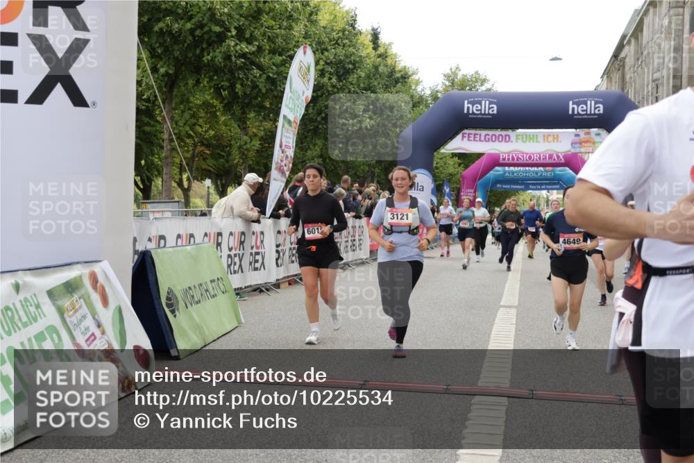 06.09.2026 - CURREX Alsterlauf Yannick Fuchs http://msf.ph/oto/10225534 06.09.2026 10:14:50 Ziel 3121, 3184, 3260, 4362, 4528, 4649, 4677, 5036, 5078, 5533, 5534, 5616, 5802, 6015, 6053, 6332 meine-sportfotos.de
