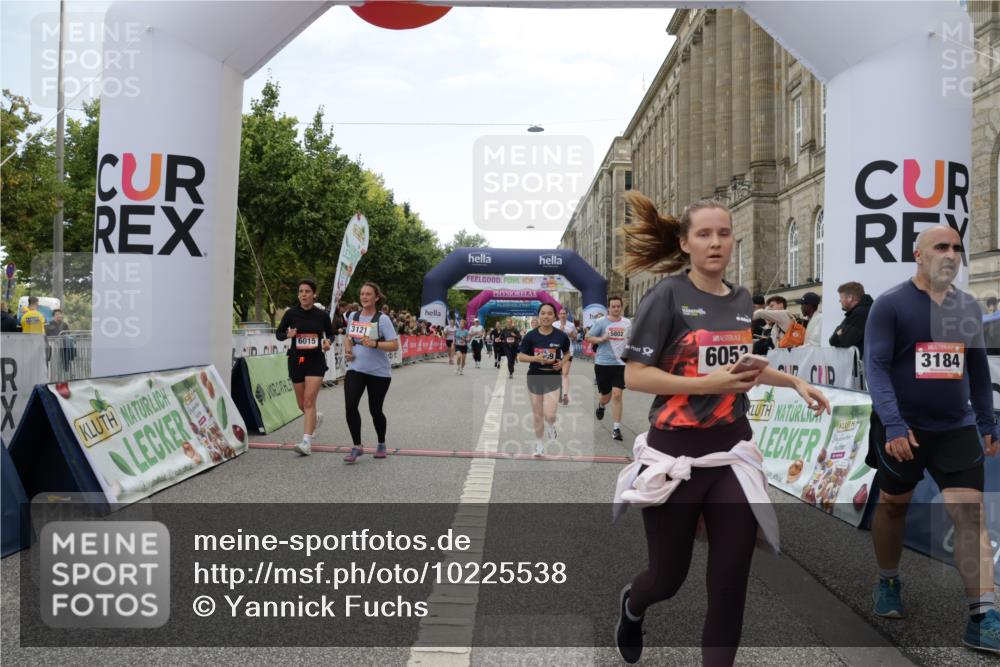 06.09.2026 - CURREX Alsterlauf Yannick Fuchs http://msf.ph/oto/10225538 06.09.2026 10:14:51 Ziel 3121, 3184, 3260, 4488, 4528, 4649, 5036, 5078, 5533, 5534, 5616, 5802, 6015, 6053, 6332 meine-sportfotos.de