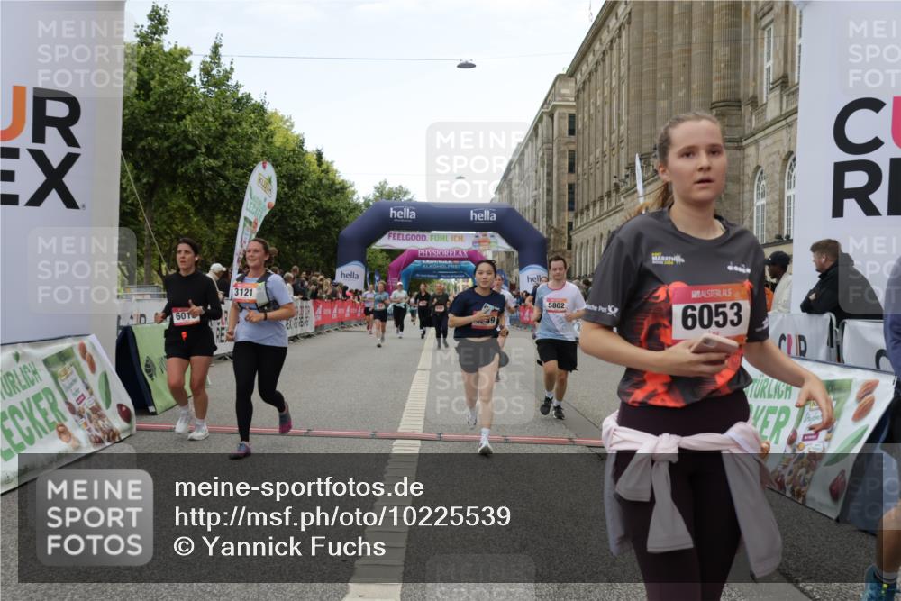06.09.2026 - CURREX Alsterlauf Yannick Fuchs http://msf.ph/oto/10225539 06.09.2026 10:14:51 Ziel 3121, 3184, 3260, 4488, 4528, 4649, 5036, 5078, 5533, 5534, 5616, 5802, 6015, 6053, 6332 meine-sportfotos.de