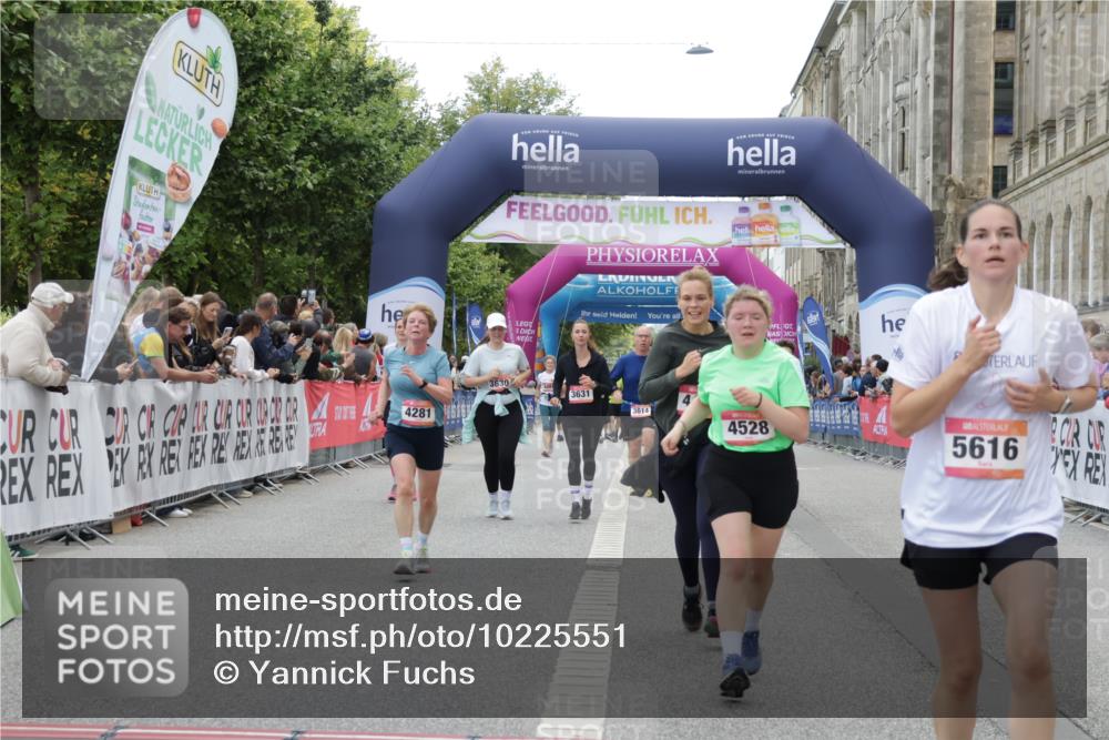 06.09.2026 - CURREX Alsterlauf Yannick Fuchs http://msf.ph/oto/10225551 06.09.2026 10:14:54 Ziel 3121, 3184, 3260, 4281, 4488, 4528, 4649, 5036, 5078, 5533, 5616, 5802, 5896, 6015, 6053 meine-sportfotos.de