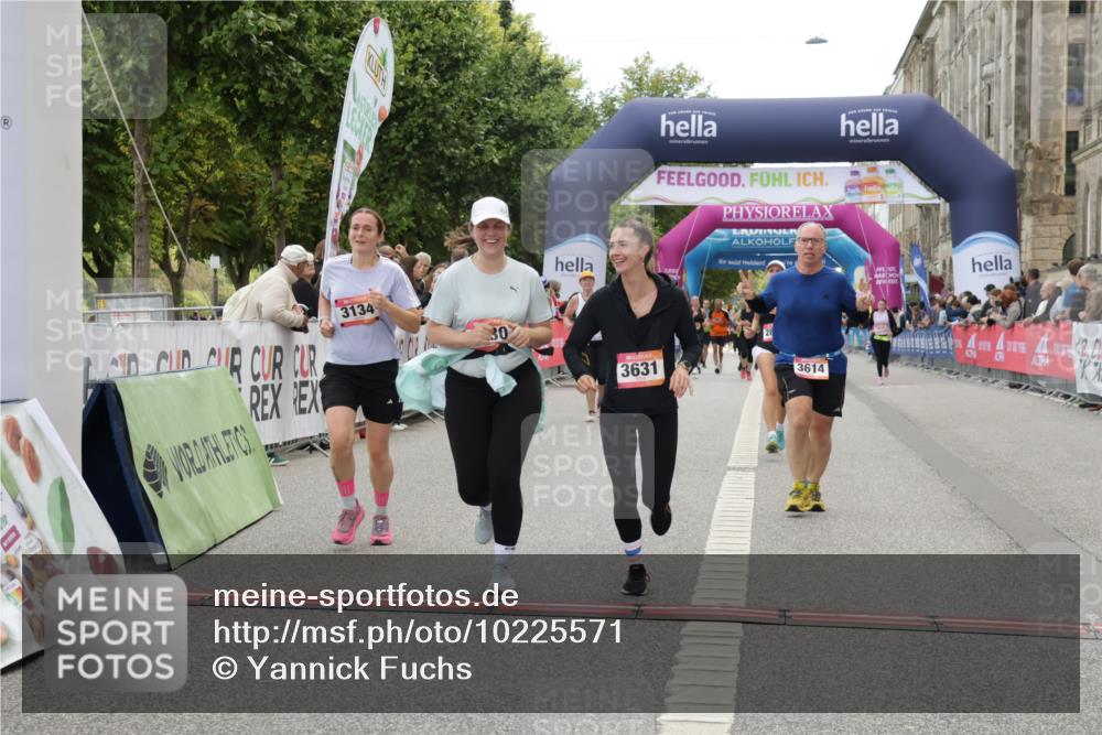 06.09.2026 - CURREX Alsterlauf Yannick Fuchs http://msf.ph/oto/10225571 06.09.2026 10:14:59 Ziel 2860, 3134, 3614, 3630, 3631, 4281, 4488, 4528, 5036, 5616, 5802, 5896, 8081 meine-sportfotos.de