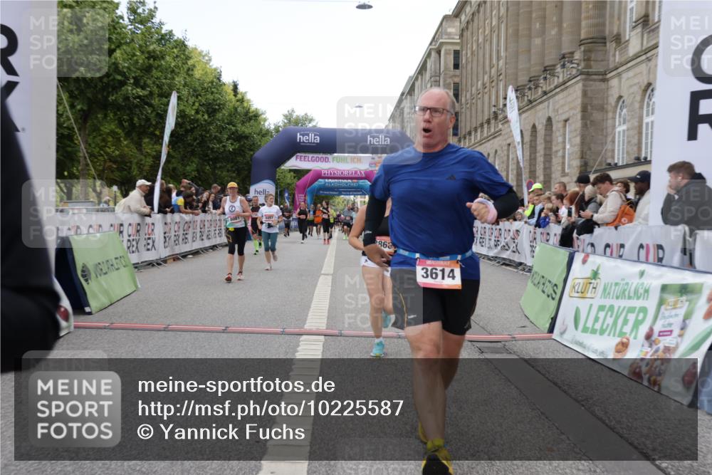 06.09.2026 - CURREX Alsterlauf Yannick Fuchs http://msf.ph/oto/10225587 06.09.2026 10:15:02 Ziel 2860, 3134, 3614, 3630, 3631, 4281, 4488, 4497, 4528, 5896, 8081 meine-sportfotos.de