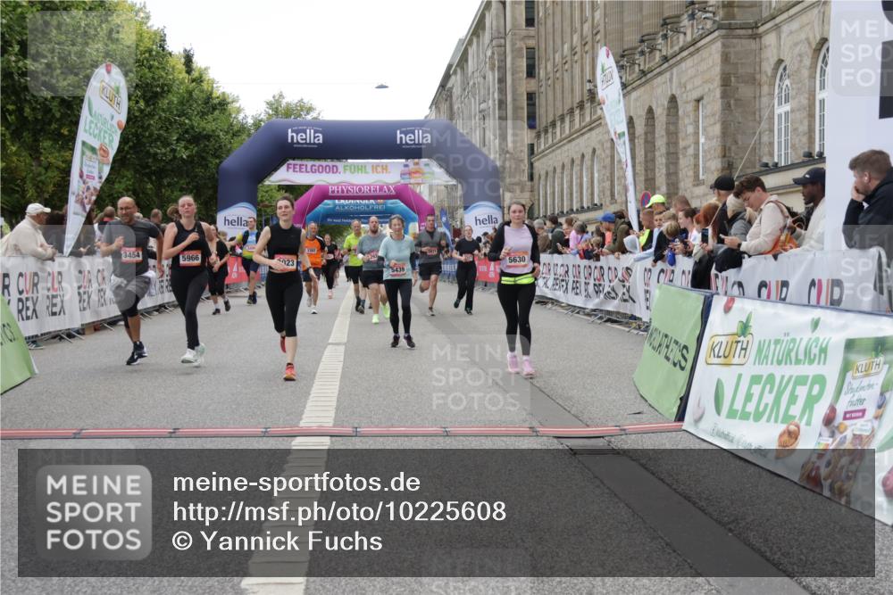 06.09.2026 - CURREX Alsterlauf Yannick Fuchs http://msf.ph/oto/10225608 06.09.2026 10:15:09 Ziel 2789, 2860, 2871, 2938, 3023, 3027, 3454, 4497, 5439, 5630, 5966, 6408, 8081 meine-sportfotos.de
