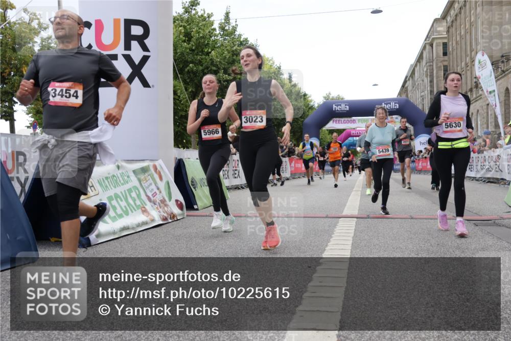 06.09.2026 - CURREX Alsterlauf Yannick Fuchs http://msf.ph/oto/10225615 06.09.2026 10:15:11 Ziel 2621, 2789, 2794, 2871, 2938, 3023, 3027, 3302, 3454, 4497, 5439, 5630, 5931, 5966, 6408, 8081 meine-sportfotos.de