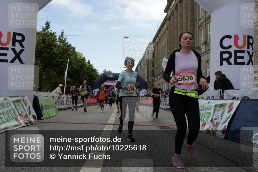 06.09.2026 - CURREX Alsterlauf Yannick Fuchs http://msf.ph/oto/10225618 06.09.2026 10:15:12 Ziel 2621, 2789, 2794, 2871, 2938, 3023, 3027, 3302, 3454, 4497, 4645, 5439, 5630, 5931, 5966, 6408 meine-sportfotos.de