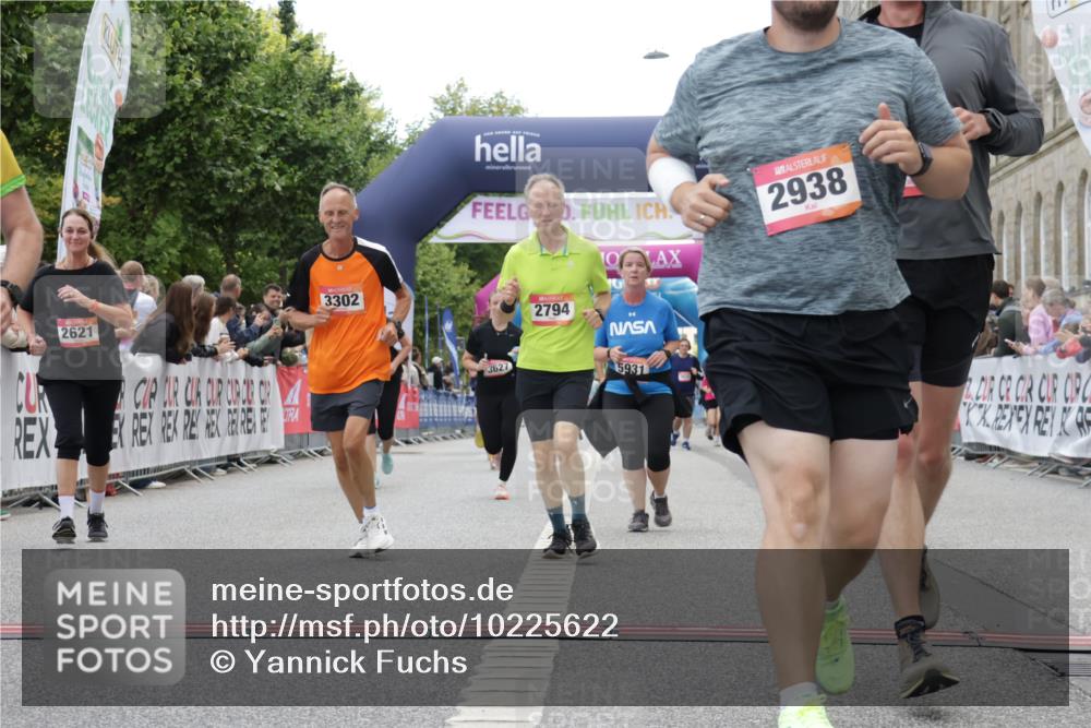 06.09.2026 - CURREX Alsterlauf Yannick Fuchs http://msf.ph/oto/10225622 06.09.2026 10:15:14 Ziel 2621, 2737, 2789, 2794, 2871, 2938, 3023, 3027, 3302, 3454, 3627, 4640, 4645, 5439, 5457, 5630, 5931, 5966, 6408 meine-sportfotos.de
