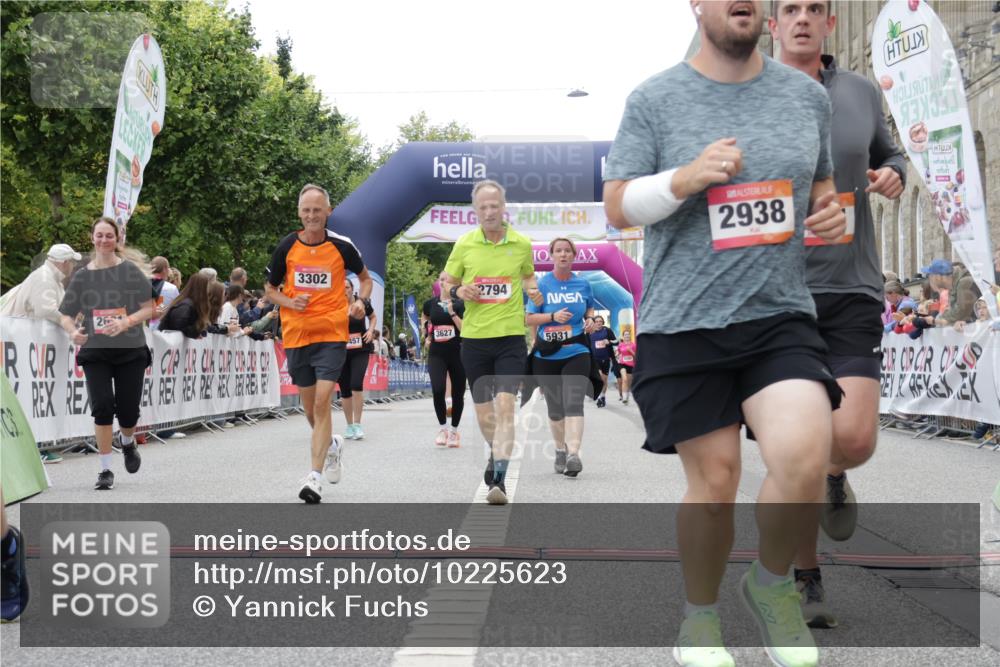 06.09.2026 - CURREX Alsterlauf Yannick Fuchs http://msf.ph/oto/10225623 06.09.2026 10:15:14 Ziel 2621, 2737, 2789, 2794, 2871, 2938, 3023, 3027, 3302, 3454, 3627, 4640, 4645, 5439, 5457, 5630, 5931, 5966, 6408 meine-sportfotos.de
