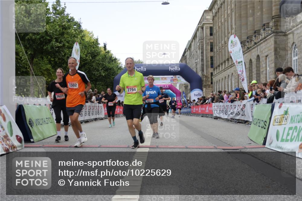 06.09.2026 - CURREX Alsterlauf Yannick Fuchs http://msf.ph/oto/10225629 06.09.2026 10:15:15 Ziel 2621, 2737, 2789, 2794, 2871, 2938, 3023, 3027, 3302, 3454, 3627, 4640, 4645, 5439, 5457, 5630, 5931, 5966, 6408 meine-sportfotos.de