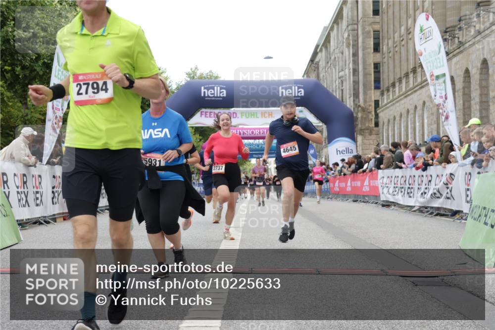 06.09.2026 - CURREX Alsterlauf Yannick Fuchs http://msf.ph/oto/10225633 06.09.2026 10:15:16 Ziel 2621, 2737, 2794, 2871, 2938, 3023, 3027, 3302, 3454, 3627, 4640, 4645, 5439, 5457, 5630, 5931, 5966, 6408 meine-sportfotos.de