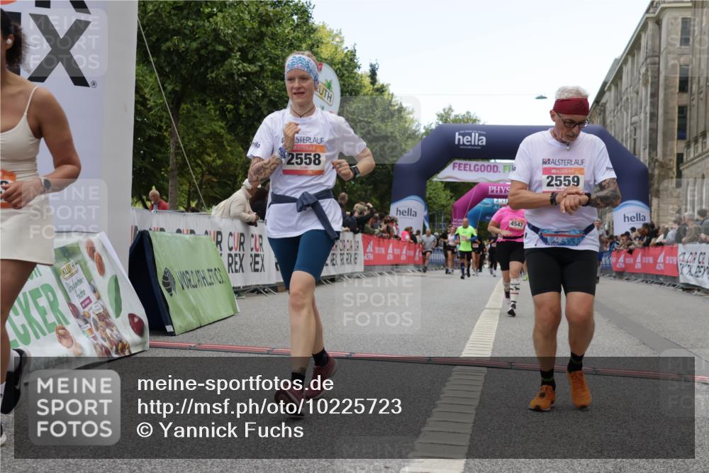 06.09.2026 - CURREX Alsterlauf Yannick Fuchs http://msf.ph/oto/10225723 06.09.2026 10:15:49 Ziel 1003, 2408, 2558, 2559, 3741, 3870, 4547, 4600, 4926, 5221, 6022, 6097 meine-sportfotos.de