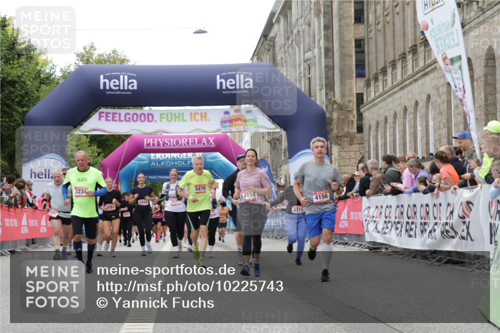 06.09.2026 - CURREX Alsterlauf Yannick Fuchs http://msf.ph/oto/10225743 06.09.2026 10:15:54 Ziel 1003, 2408, 2558, 2559, 3234, 4154, 4156, 4319, 4320, 4547, 6022, 6097 meine-sportfotos.de