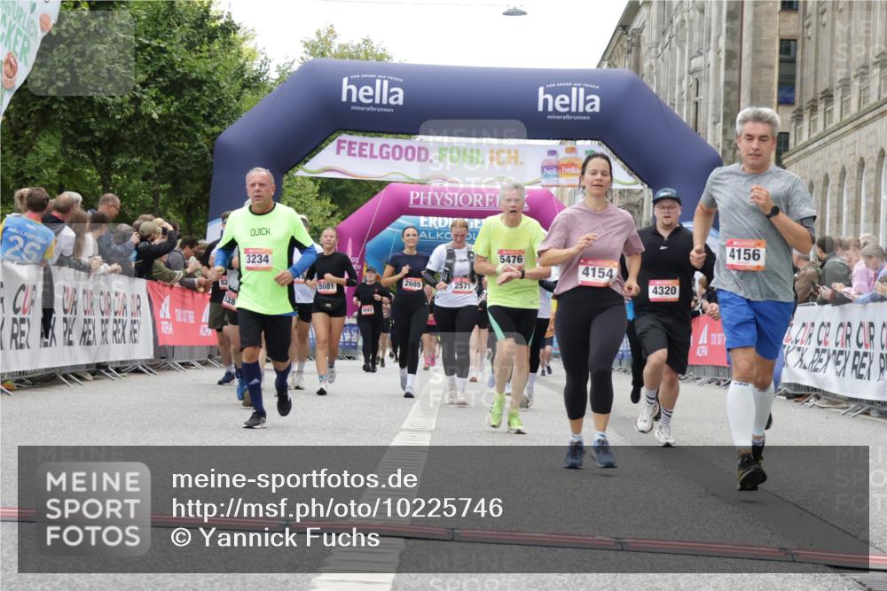06.09.2026 - CURREX Alsterlauf Yannick Fuchs http://msf.ph/oto/10225746 06.09.2026 10:15:56 Ziel 2570, 2571, 3234, 3281, 4154, 4156, 4319, 4320, 4547, 5476 meine-sportfotos.de