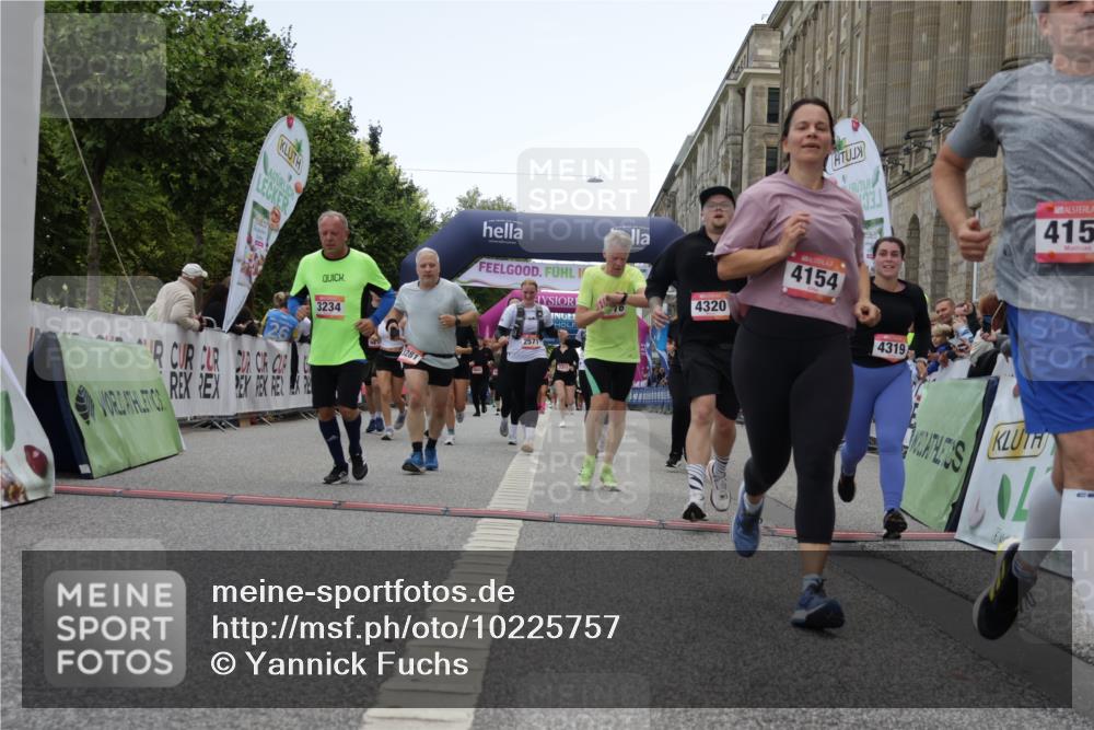 06.09.2026 - CURREX Alsterlauf Yannick Fuchs http://msf.ph/oto/10225757 06.09.2026 10:15:58 Ziel 2570, 2571, 2689, 3234, 3281, 4028, 4154, 4156, 4319, 4320, 4547, 5065, 5081, 5476, 5618, 8218 meine-sportfotos.de
