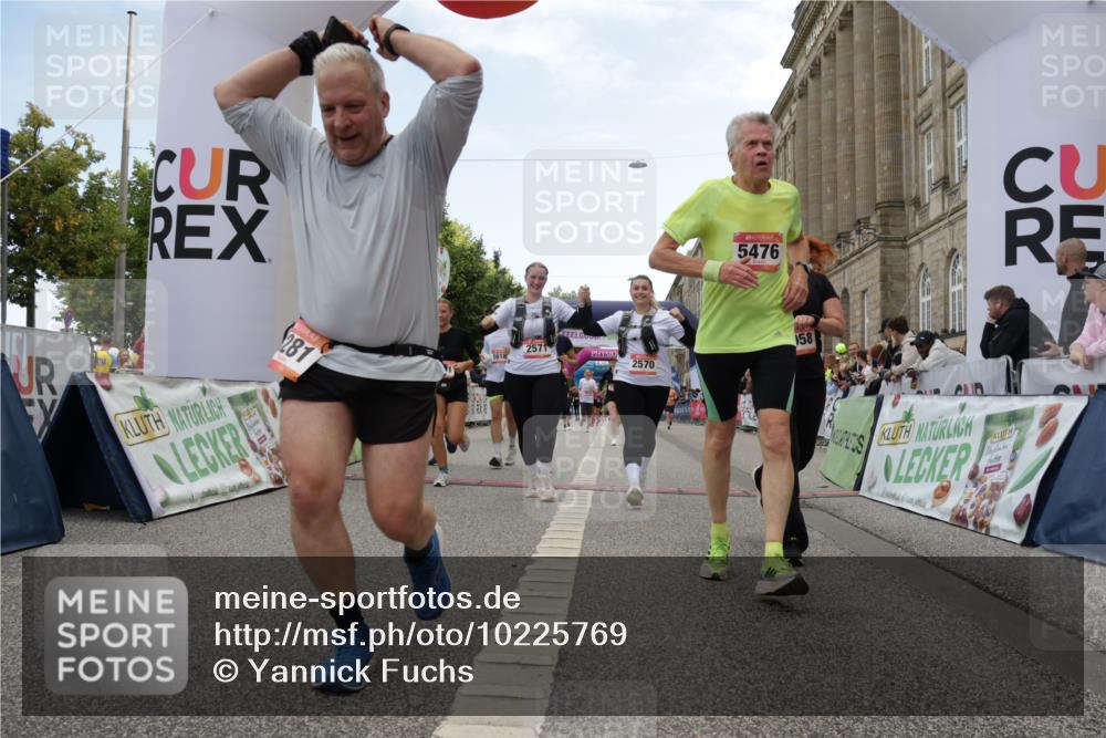 06.09.2026 - CURREX Alsterlauf Yannick Fuchs http://msf.ph/oto/10225769 06.09.2026 10:16:01 Ziel 2570, 2571, 2689, 3234, 3281, 3311, 4028, 4154, 4156, 4264, 4319, 4320, 4733, 5065, 5081, 5476, 5618, 8218 meine-sportfotos.de