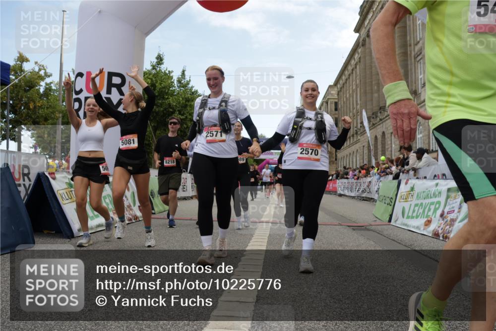 06.09.2026 - CURREX Alsterlauf Yannick Fuchs http://msf.ph/oto/10225776 06.09.2026 10:16:02 Ziel 2570, 2571, 2689, 3234, 3281, 3311, 4028, 4043, 4154, 4156, 4264, 4319, 4320, 4733, 5065, 5081, 5476, 5618, 8218 meine-sportfotos.de