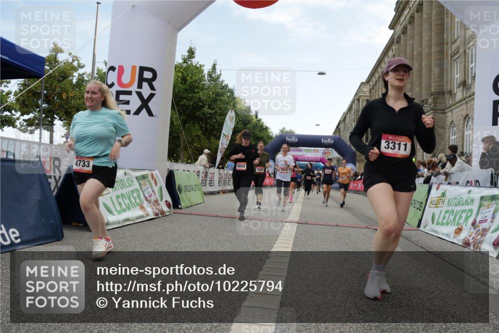 06.09.2026 - CURREX Alsterlauf Yannick Fuchs http://msf.ph/oto/10225794 06.09.2026 10:16:06 Ziel 2098, 2570, 2571, 2689, 2810, 3234, 3281, 3311, 3539, 4028, 4043, 4056, 4069, 4264, 4319, 4320, 4733, 5065, 5081, 5476, 5618, 5825, 5945, 8218 meine-sportfotos.de